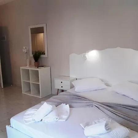Apartment Blue & White Askeli