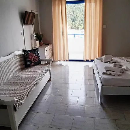 Blue & White Askeli Apartment *
